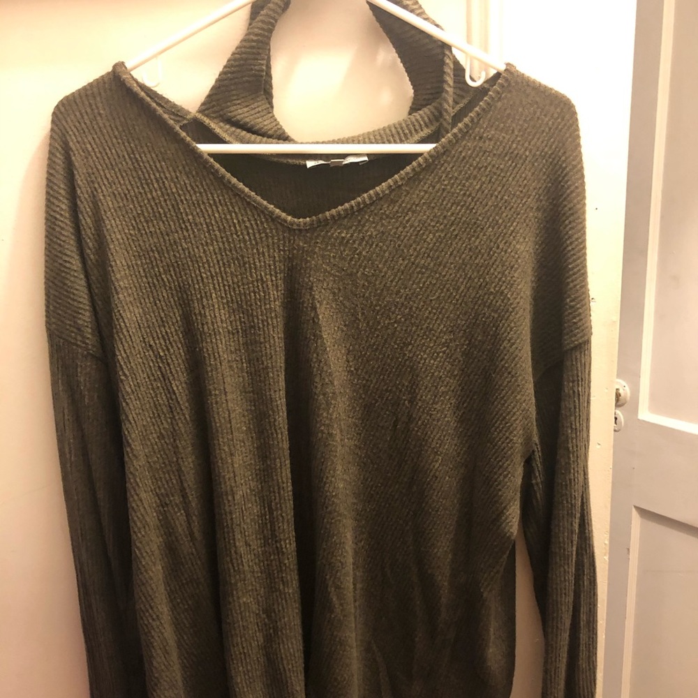 Green long sleeve top with collar